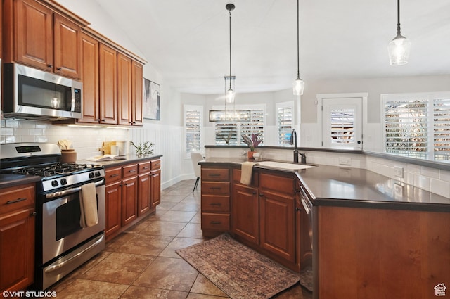 672 W 1900 S, Syracuse, UT 84075 - kitchen featuring a sink, backsplash, dark countertops, appliances with stainless steel finishes, and lofted ceiling