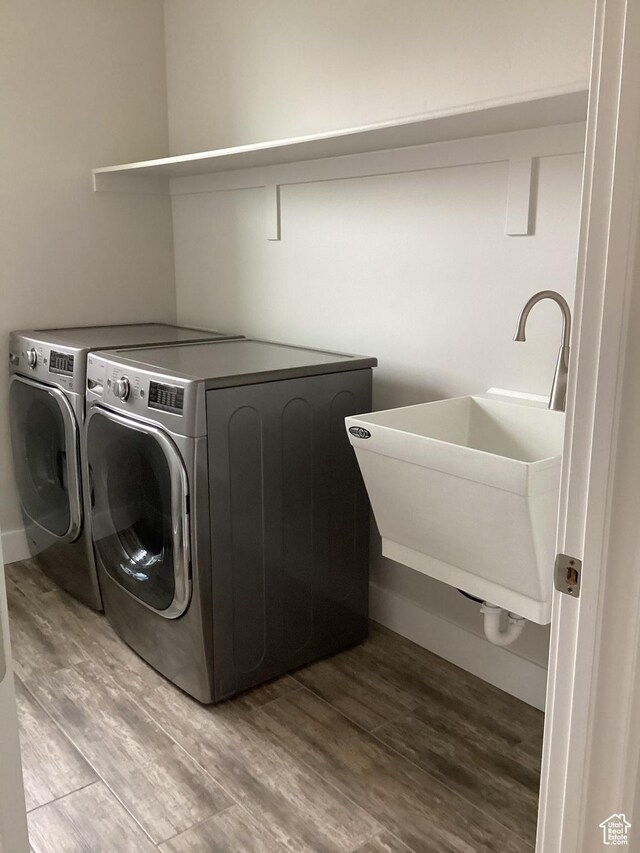 263 E Somerest Ln N, Stansbury Park, UT 84074 - clothes washing area featuring sink, independent washer and dryer, and light hardwood / wood-style floors