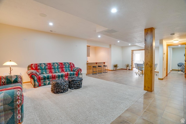 living area featuring baseboards, visible vents, recessed lighting, and light carpet