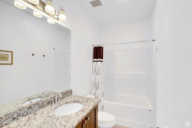 full bathroom featuring visible vents, shower / bath combo with shower curtain, toilet, and vanity