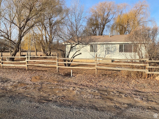 view of front of house featuring a fenced front yard