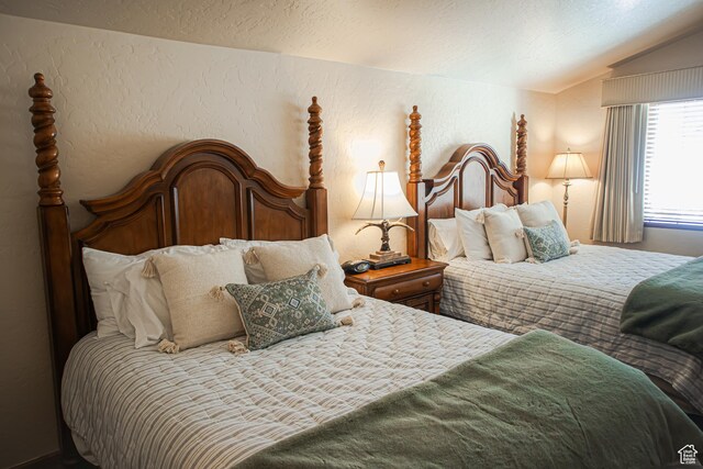 840 W Bigler Ln N Unit 3013, Midway, UT 84049 - bedroom with lofted ceiling, a textured wall, and a textured ceiling