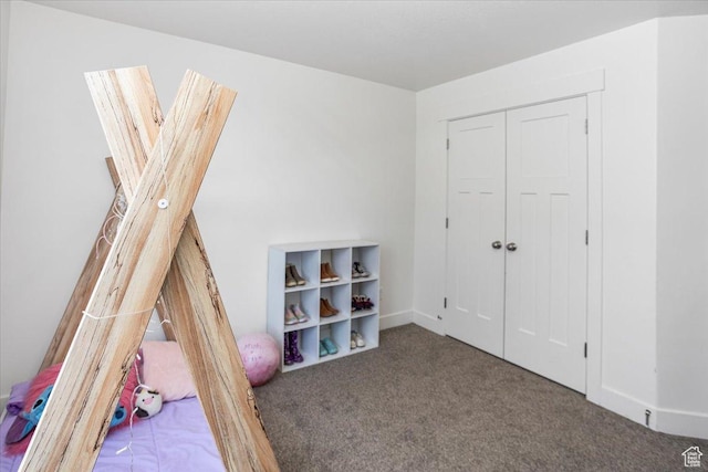recreation room with carpet flooring
