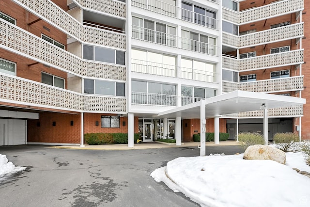 view of apartment building / complex