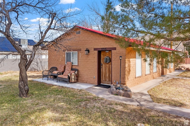 view of front of home featuring a patio area and a front yard