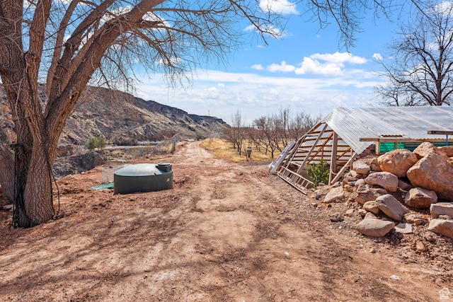 view of yard with a mountain view