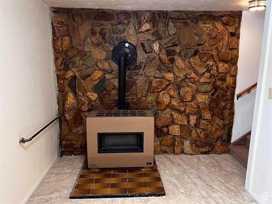 404 N 1st E, Grace, ID 83241 - details featuring a textured ceiling