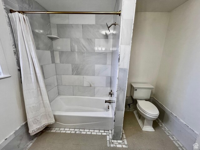 404 N 1st E, Grace, ID 83241 - bathroom featuring baseboards, shower / bath combo with shower curtain, toilet, and tile patterned floors