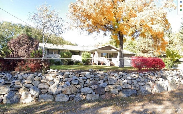 view of front of home with a fenced front yard