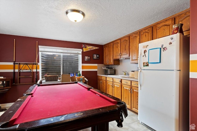 rec room featuring a sink, a textured ceiling, and pool table
