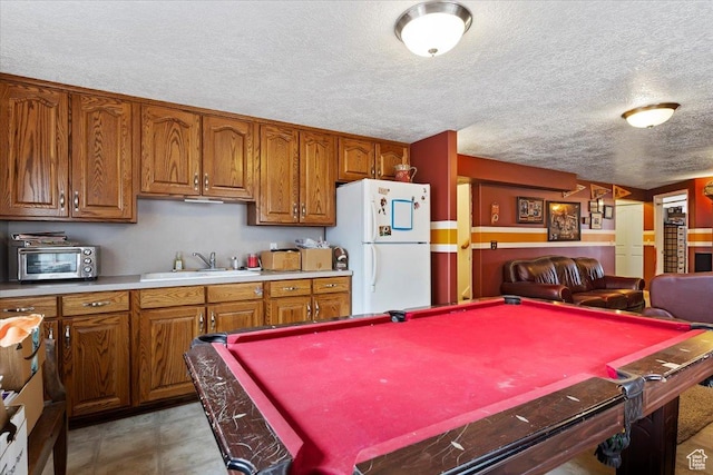 recreation room with a sink, billiards table, and a textured ceiling