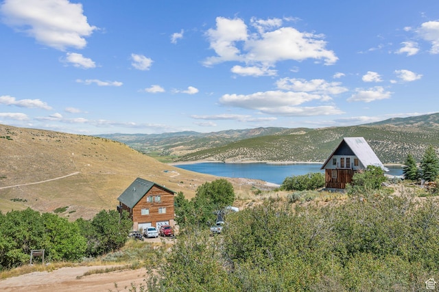 water view with a mountain view