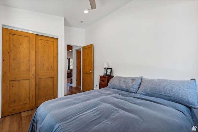 bedroom with recessed lighting, a closet, dark wood finished floors, and ceiling fan