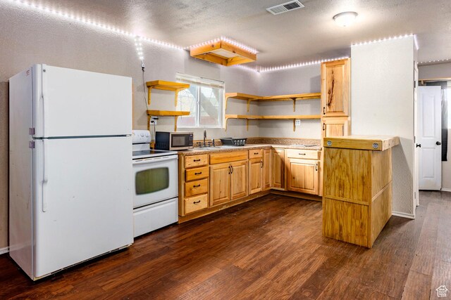 170 S 500 E, Duchesne, UT 84021 - kitchen with dark wood finished floors, open shelves, light countertops, visible vents, and white appliances