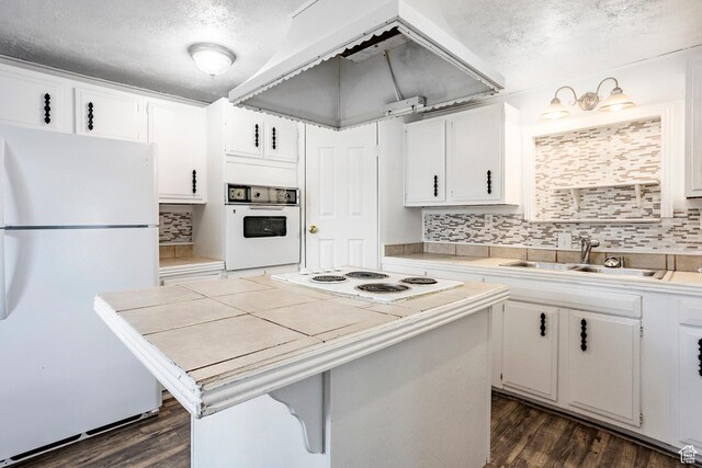 170 S 500 E, Duchesne, UT 84021 - kitchen featuring custom exhaust hood, white appliances, white cabinetry, and a sink
