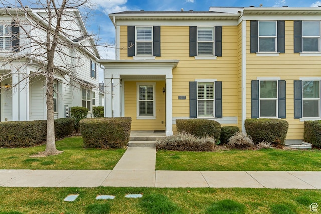 view of front of home featuring a front lawn