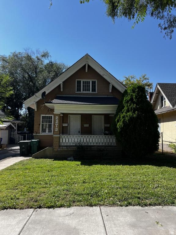 bungalow featuring a porch and a front yard