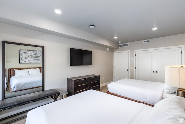 bedroom with baseboards, visible vents, and recessed lighting
