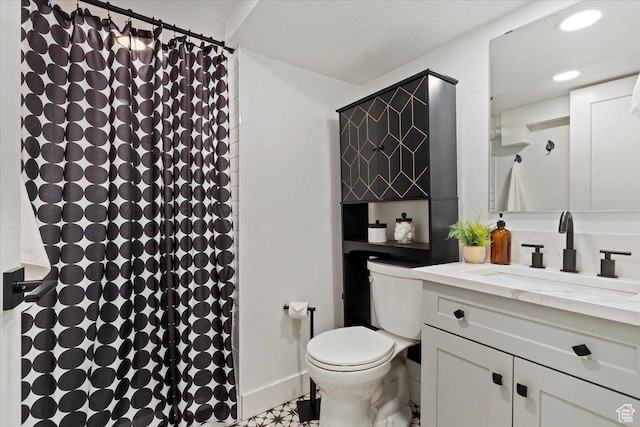 full bath featuring curtained shower, vanity, toilet, and recessed lighting