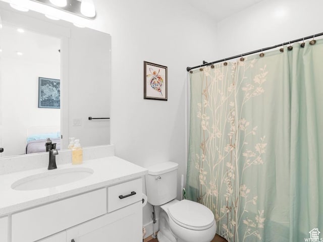 full bath with shower / bath combo, vanity, and toilet