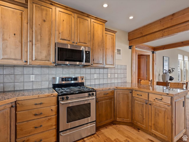 1173 S Innsbruck Dr, Huntsville, UT 84317 - kitchen featuring recessed lighting, stainless steel appliances, backsplash, light wood-type flooring, and a peninsula