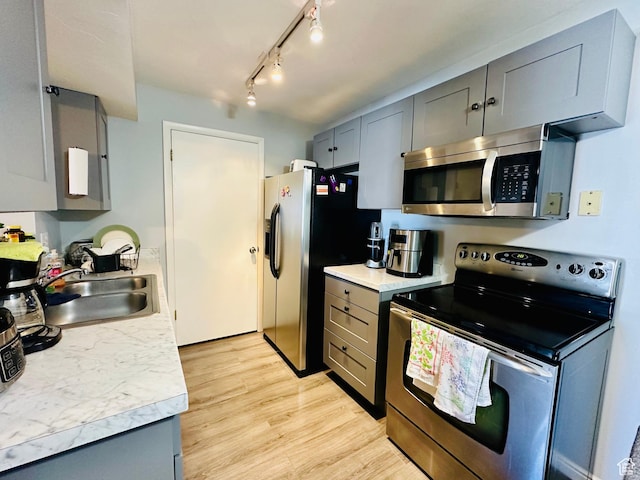 4110 S Oak Meadows Dr Unit 20, Taylorsville, UT 84123 - kitchen featuring stainless steel appliances, gray cabinets, a sink, and light wood finished floors