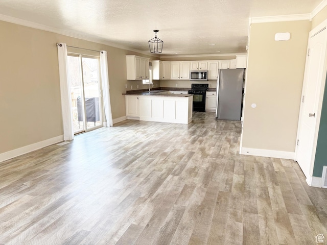 2825 S 400 W, Vernal, UT 84078 - kitchen featuring appliances with stainless steel finishes, a sink, open floor plan, dark countertops, and crown molding