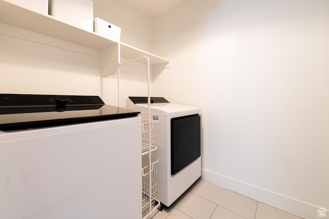 695 W Claystone Dr, St George, UT 84790 - washroom featuring light tile patterned floors, laundry area, independent washer and dryer, and baseboards