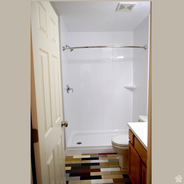 623 W Villa Bluff Dr, Sandy, UT 84070 - bathroom with a tile shower, toilet, vanity, and visible vents