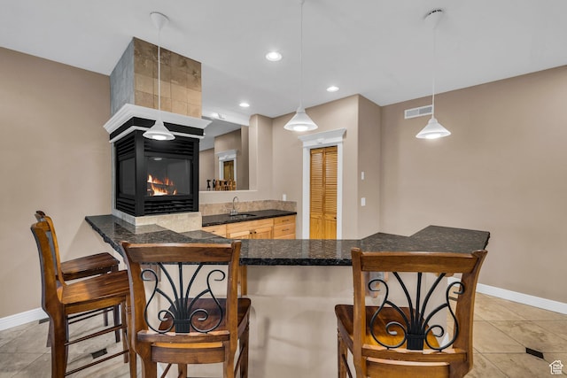 806 N 2500 W, Hurricane, UT 84737 - kitchen with baseboards, visible vents, a breakfast bar area, and a sink