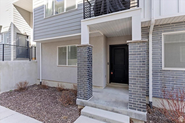 view of exterior entry featuring stucco siding