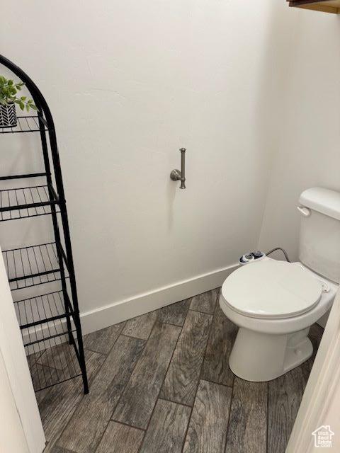 906 S 950 E, Ephraim, UT 84627 - bathroom featuring baseboards, toilet, and wood tiled floor