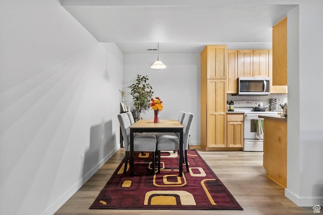 4160 S Oak Meadows Dr W Unit 11, Taylorsville, UT 84123 - dining area featuring light wood finished floors, visible vents, and baseboards