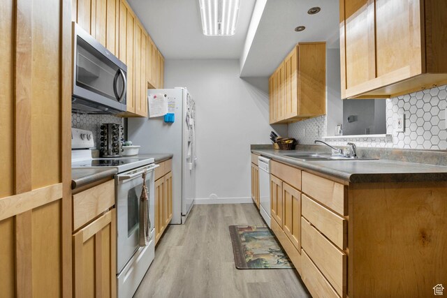4160 S Oak Meadows Dr W Unit 11, Taylorsville, UT 84123 - kitchen with light wood-style flooring, white appliances, a sink, light brown cabinetry, and tasteful backsplash