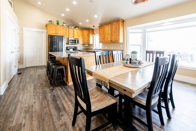 dining space featuring recessed lighting, dark wood-style flooring, vaulted ceiling, and baseboards