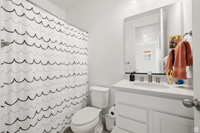 full bath featuring a shower with shower curtain, vanity, and toilet