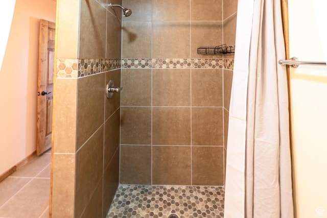 bathroom featuring a tile shower