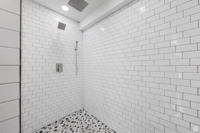 524 N 200 W, Tooele, UT 84074 - bathroom featuring a tile shower and recessed lighting