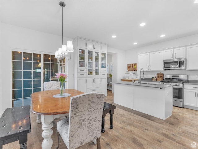 dining room featuring a notable chandelier, recessed lighting, and light wood-style floors