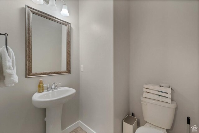 721 S Jubilee Dr, Saratoga Springs, UT 84045 - bathroom featuring baseboards, a sink, and toilet