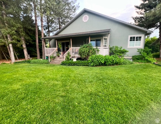view of front of house featuring a front lawn, stucco siding, and a porch