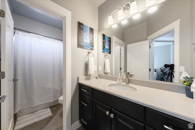 bathroom with a shower with curtain, vanity, and toilet