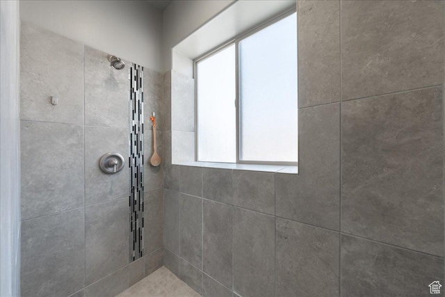 bathroom featuring tiled shower