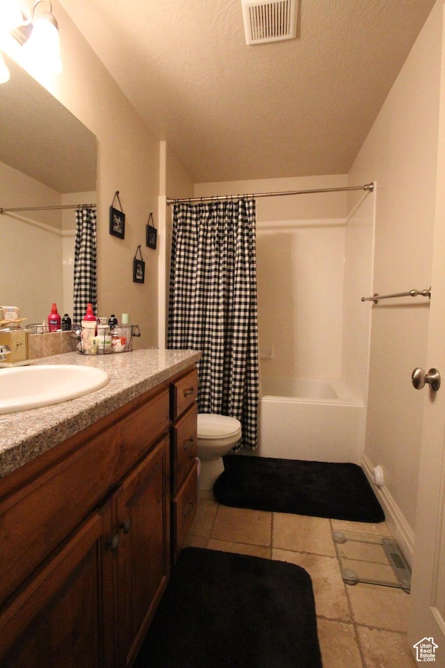 bathroom featuring visible vents, toilet, shower / bath combo with shower curtain, a textured ceiling, and vanity