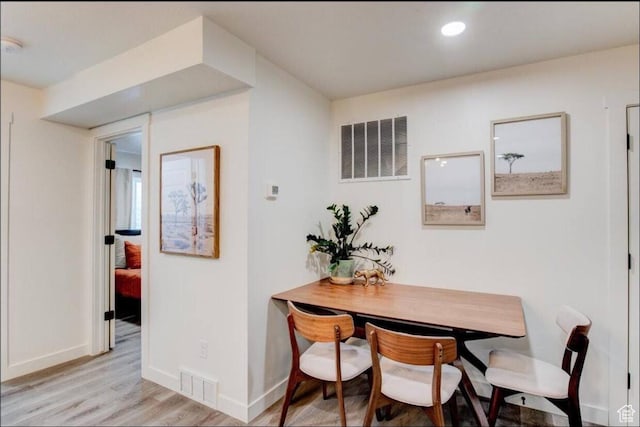 dining room with light wood-style floors, recessed lighting, visible vents, and baseboards