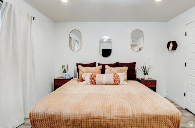 bedroom featuring light wood-style floors, baseboards, and recessed lighting
