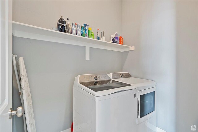 washroom with laundry area and washer and clothes dryer