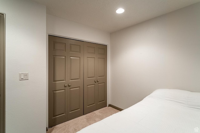 carpeted bedroom with recessed lighting, a closet, and baseboards