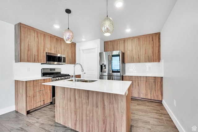 6512 S 390 E, South Weber, UT 84405 - kitchen featuring stainless steel appliances, a sink, light countertops, an island with sink, and modern cabinets
