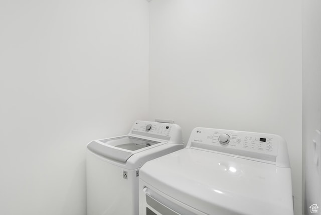 laundry room featuring laundry area and independent washer and dryer